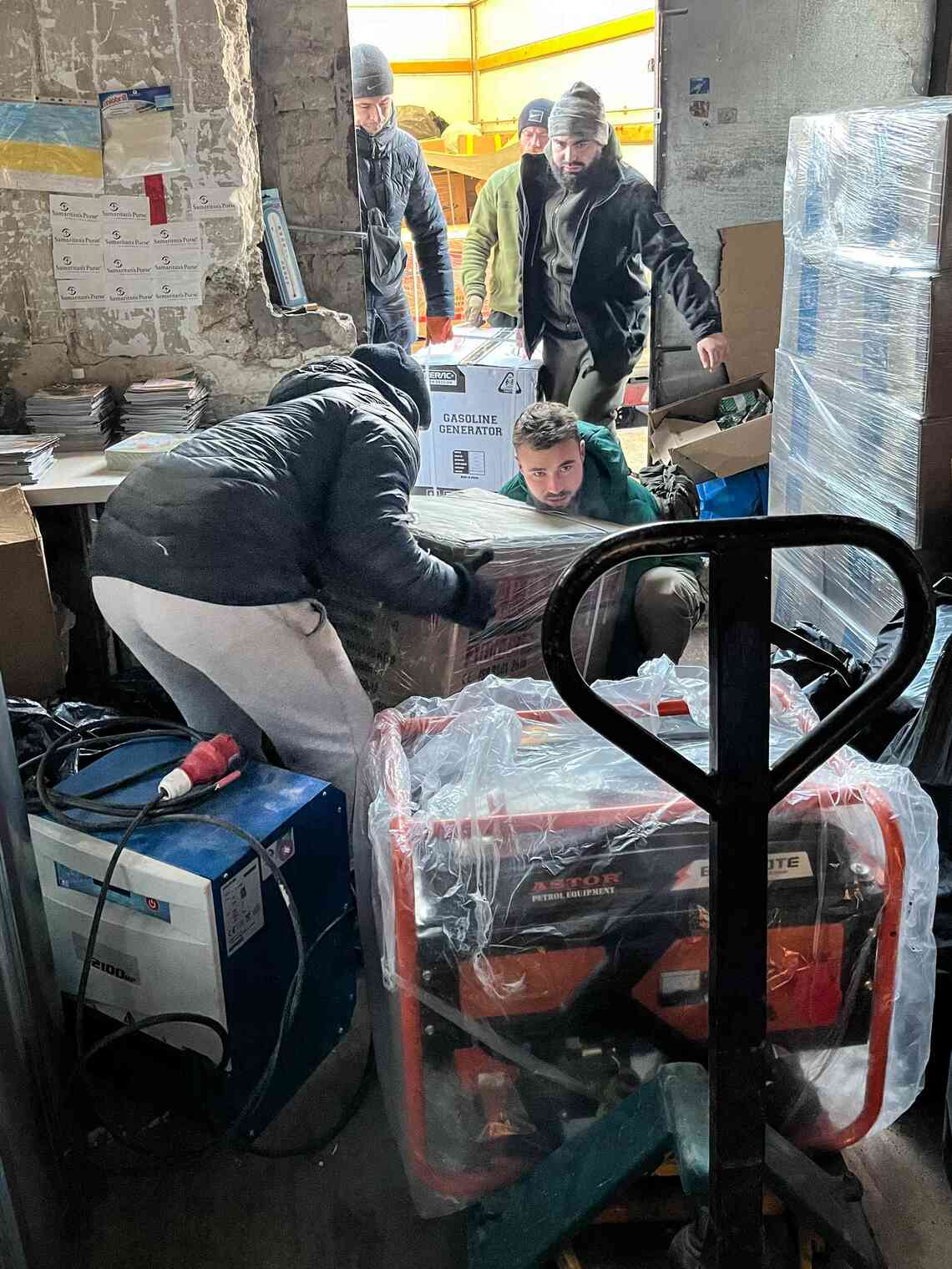 人道支援団体の倉庫に届いた発電機。リトアニアの教会関係者らが寄付をした。 1月26日 ザポリージャ市（写真：筆者撮影）