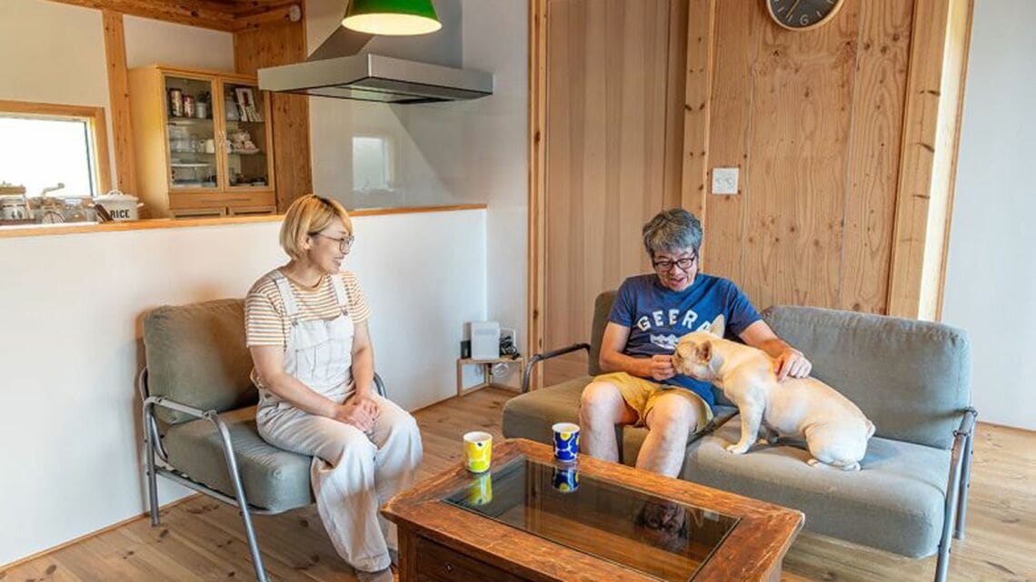 Kさん夫妻が2020年に建てた約70平米・2LDKの平屋。昨年、フレンチブルドッグが家族の一員に加わった(写真撮影/前田慶亮)