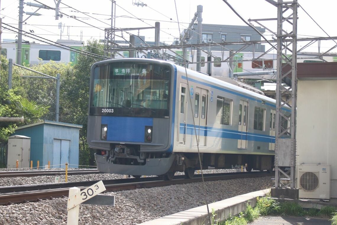 山手線と交差する西武新宿線