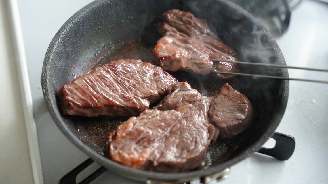 ステーキを焼いているところ