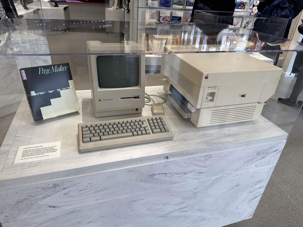 アメリカ・Adobe社には、Macintosh Plus（86年発売）とLaserWriter、Aldus社（2005年にAdobeが買収）のPageMakerが「印刷の世界を変えた存在」として飾られている（写真：筆者撮影）