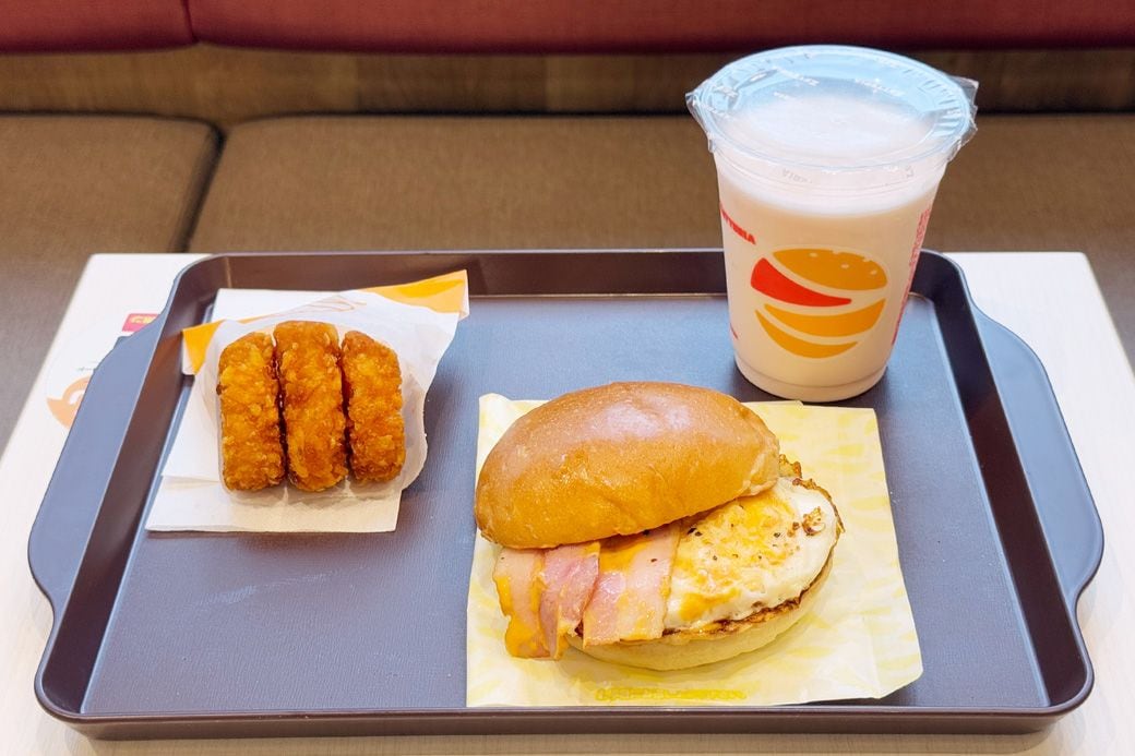 290円のベーコンエッグサンドと190円の三角ハッシュポテトと290円のシェーキ、別で買ったら770円のところ、モーニングセットにしたら540円になり、230円お得（筆者撮影）