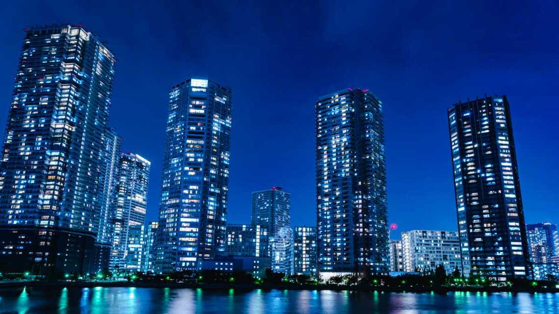 東京湾岸を中心に建設が止まらないタワーマンション。いまや新築マンションの4戸に1戸がタワマンという状況です（写真：葉／PIXTA）