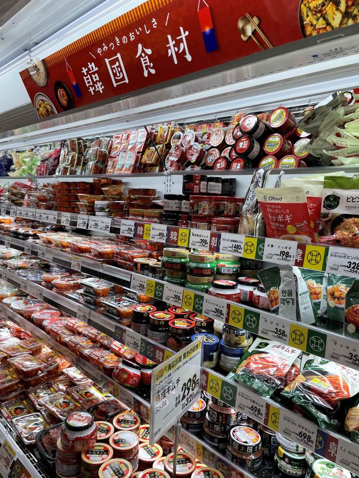 キムチをはじめ韓国食材も品揃えが充実してきた日配売り場（千葉県浦安市のイオン）（画像：『なぜ野菜売り場は入り口にあるのか スーパーマーケットで経済がわかる』より）