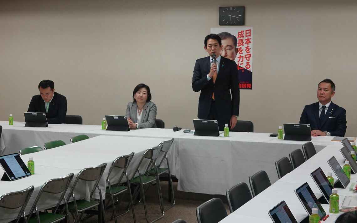 会議冒頭に意気込みを語った小林鷹之氏（右から2人目）。先の衆院選で落選した甘利明氏の後任として、新たに特命委員会の委員長に就いた（記者撮影）