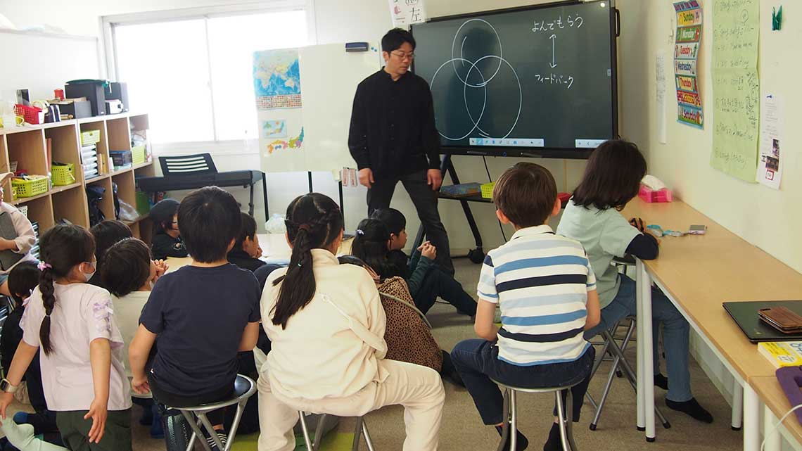 「思考と言語」の時間。集まって話を聞いた後、互いの文章を読んでフィードバックをもらう