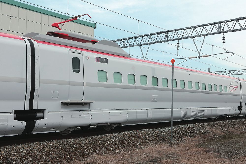 秋田新幹線E6系はT車にパンタグラフと主変圧器を搭載し、ユニットを組むM車に電力を供給している（筆者撮影）