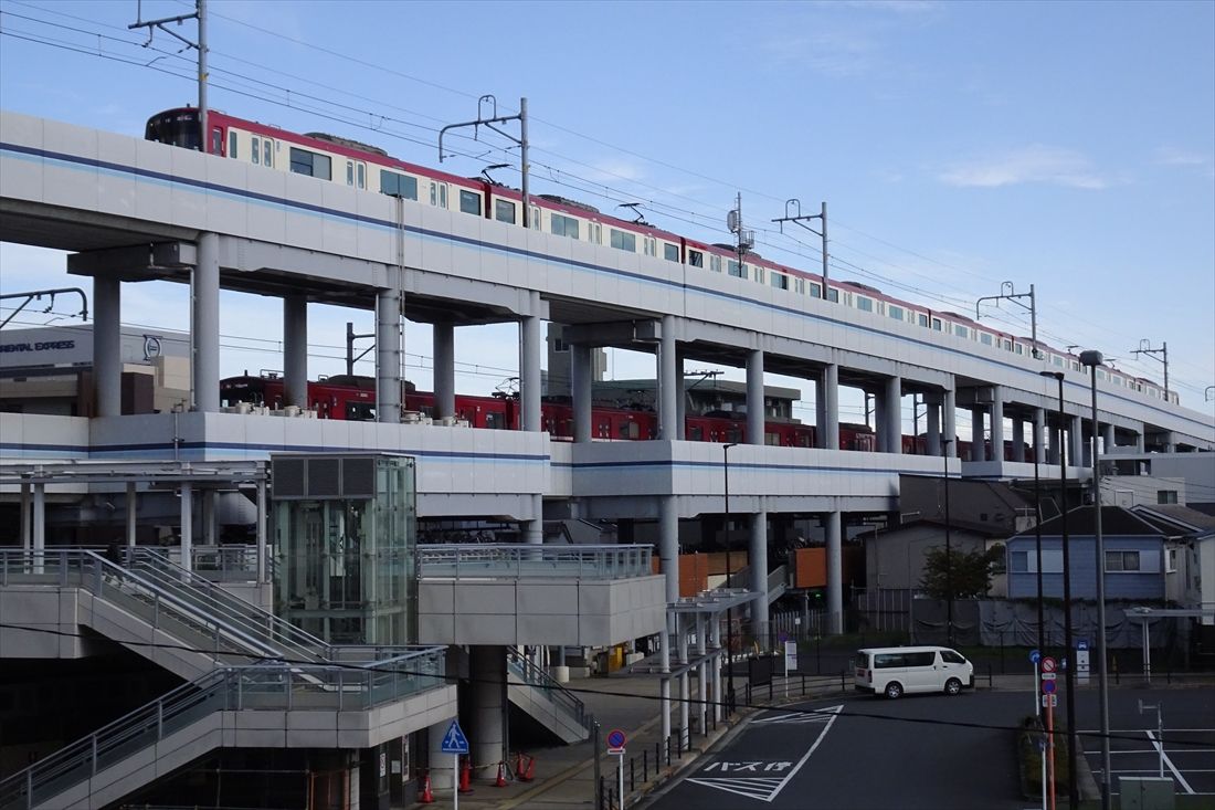 高架線を走る京急空港線の列車（撮影：南正時）