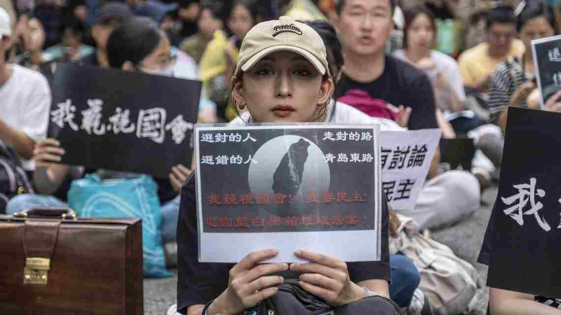 台湾で野党に反発するデモを行う人たち