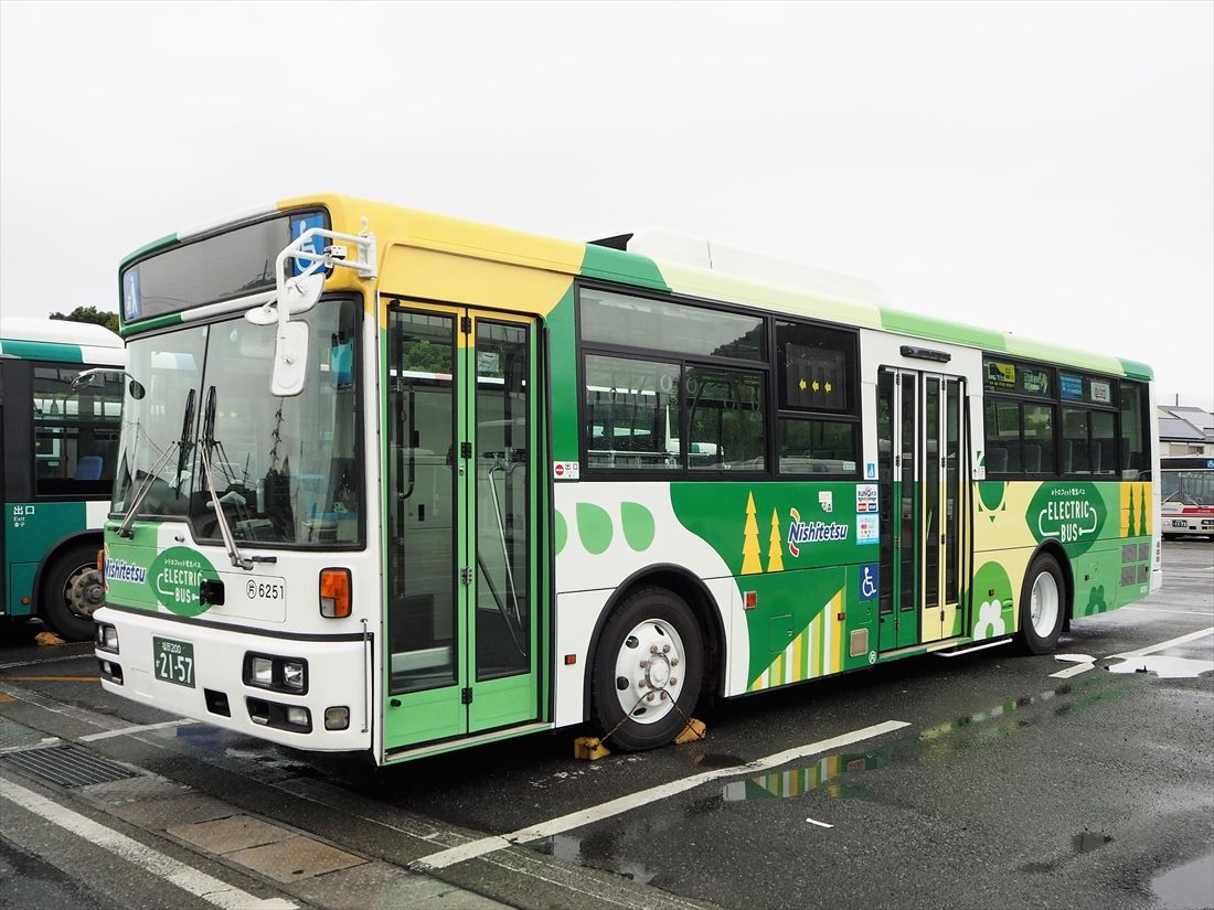 西鉄バスの「レトロフィット電気バス」。福岡市内の片江自動車営業所に2台導入した（記者撮影）