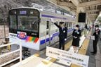 関係者を乗せた1番列車が新島々駅を出発