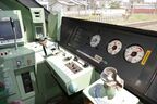運転台にはさまざまな計器やスイッチが並ぶ