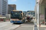 千里中央駅行きのバス。学生の利用が多い（記者撮影）