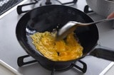 油の温度が重要で、高すぎると卵にすぐ火が入ってしまいます。