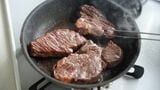 ステーキを焼いているところ