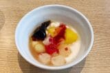ヨーグルトにフルーツカクテル、寒天、コーヒーゼリーを入れて、フルーツソースをかけたデザートボウル（筆者撮影）