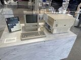 アメリカ・Adobe社には、Macintosh Plus（86年発売）とLaserWriter、Aldus社（2005年にAdobeが買収）のPageMakerが「印刷の世界を変えた存在」として飾られている（写真：筆者撮影）