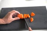 にんじんを切っている様子