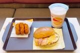 290円のベーコンエッグサンドと190円の三角ハッシュポテトと290円のシェーキ、別で買ったら770円のところ、モーニングセットにしたら540円になり、230円お得（筆者撮影）