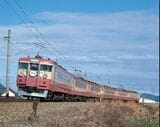 武生付近を「快速」のヘッドマークを付けて快走（撮影：南正時）