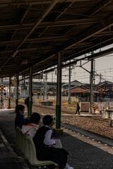 木崎駅で電車を待つ地元の学生と、構内踏切を横断する利用者（撮影：鼠入昌史）