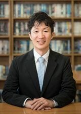 難波駿（なんば・しゅん）札幌市立公立小学校教諭1988年北海道富良野市生まれ。北海道教育大学札幌校を卒業後、札幌市公立小学校にて勤務。札幌市教育研究推進事業国語科副部長。北海道国語教育連盟説明文部会チーフ。子どもが「勉強って楽しい、学ぶって面白い」と感じる授業を目指し研究中。学習者主体の授業手法や教育観、自立した子の育成について、書籍・講演会・SNSを通して発信。著書に『超具体！ 自由進度学習はじめの1歩』『学び方を学ぶ授業』（東洋館出版社）、『自由進度学習 超効く！ 言葉かけ』（学陽書房）など