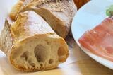 クラストが厚く、しっかりとした食感のバケット。噛み応えがあって香ばしい（筆者撮影）