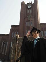 東大の前で写真を撮る安政さん