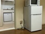 ソウマさんが「2つも必要ないのに……」という備え付けの冷蔵庫（左）と業者に買わされた冷蔵庫（右）。購入費用は生活保護費から支払われる（筆者撮影）