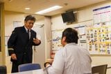 休憩室は管区長室のすぐ近く。休憩中の駅員と話す上山管区長（撮影：鼠入昌史）