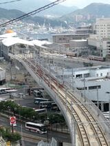 新幹線の高架下をくぐる「九州号」。「白いかもめ」と共演（記者撮影）