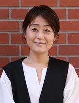 明和政子（みょうわ・まさこ）京都大学 大学院教育学研究科 教授京都大学教育学部卒業、同大学大学院教育学研究科博士後期課程修了。博士（教育学）。京都大学霊長類研究所研究員、同大学教育学研究科准教授などを経て現職。専門は認知科学、発達神経科学。近年は身体と脳の相互関係に着目し、脳や心の発達における食生活習慣の影響を科学的に明らかにしようとしている。主著に『マスク社会が危ない―子どもの発達に「毎日マスク」はどう影響するか？』（宝島社新書）、『ヒトの発達の謎を解く』（ちくま新書）など多数（写真：本人提供）