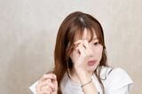 前髪のセットの仕方を解説するAYAMARさん