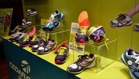 アシックス､ナイキに挑む？チヨダの胸算用 靴小売りがPBでランニングシューズに参戦