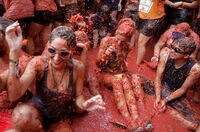 スペインで恒例トマト祭り､150トン投げ合い 参加者は全身赤一色のトマトまみれに