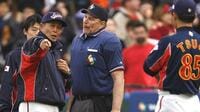 WBC日米戦､｢世紀の大誤審｣の審判よさらば 引退のボブ･デービッドソンに表する｢敬意｣