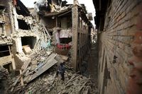ネパール大地震の死者1900人超に