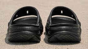 ｢ただの厚底靴じゃないの？｣と思いきや…　流行りの《リカバリーサンダル》を履いた"正直な感想"　