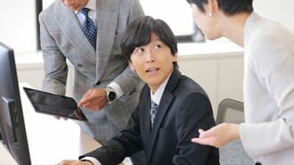 PCの前で話し合う従業員の様子