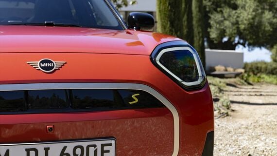 ありそうでなかったポジショニングの新たなミニが登場した。日本での価格は491万円～（写真：Mini