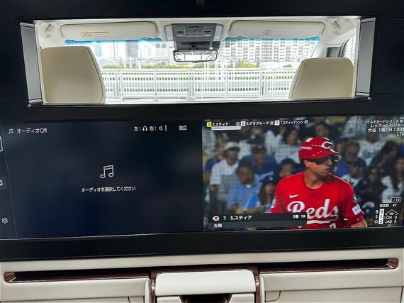 48インチの2分割式モニタースクリーンを採用したリアエンターテイメントシステム