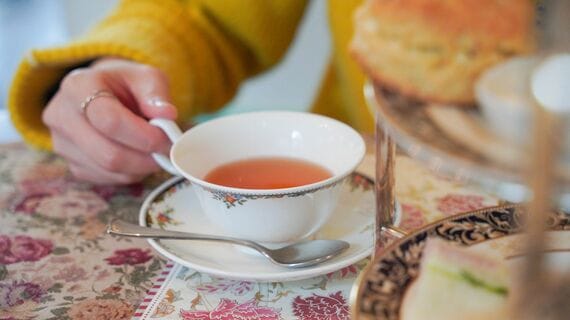 紅茶を飲む女性