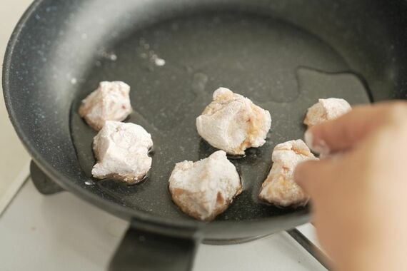 フライパンに並べた豚肉