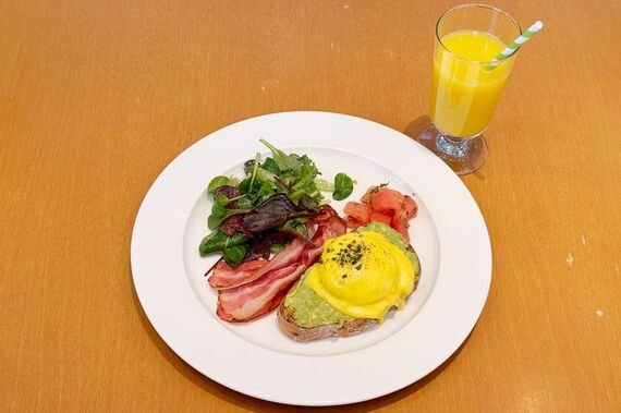 サラベス ARLY BIRD BREAKFAST SPECIALSアボカドトースト