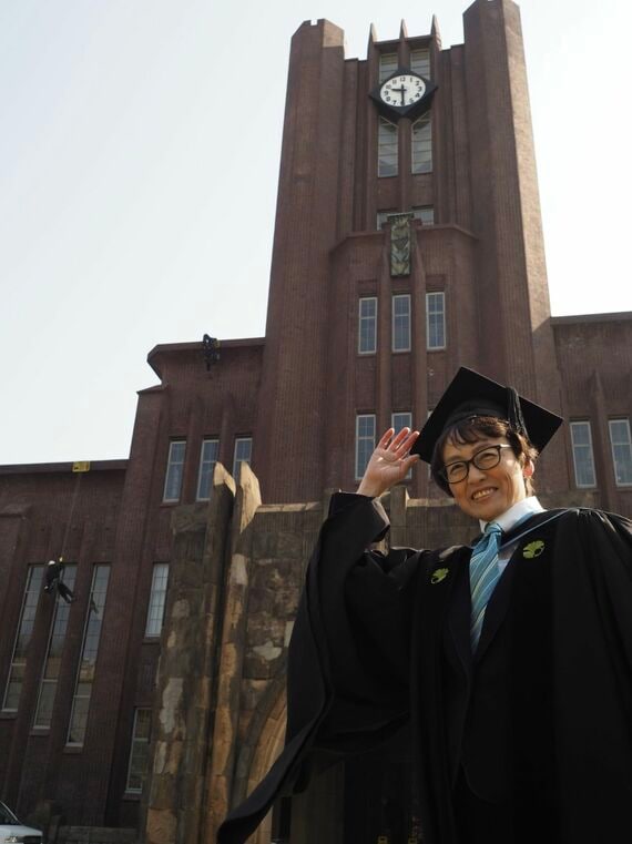 東大の前で写真を撮る安政さん