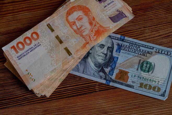 アルゼンチン､通貨ペソの為替レートを切り下げ