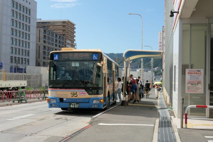千里中央駅行きのバス。学生の利用が多い