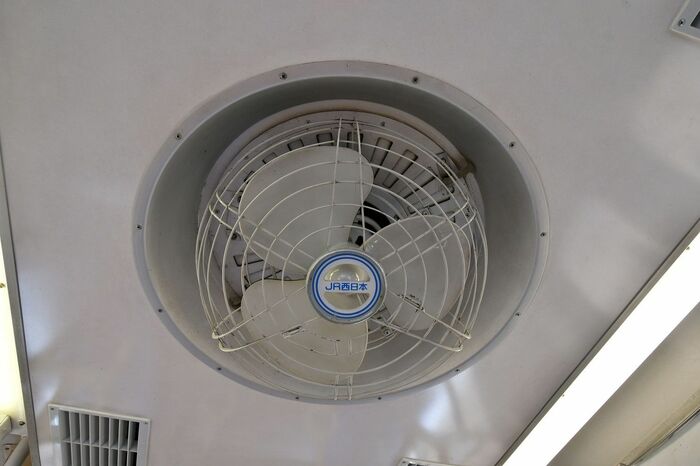 天井に残された扇風機。もちろん夏場はフル稼働する