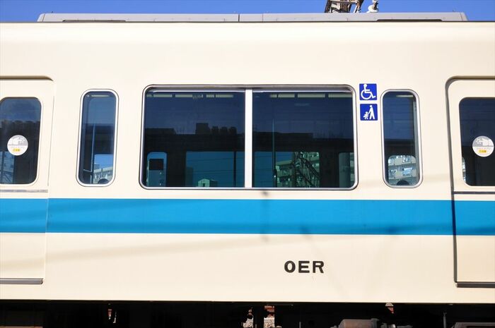 銀色の窓枠が特徴の側面