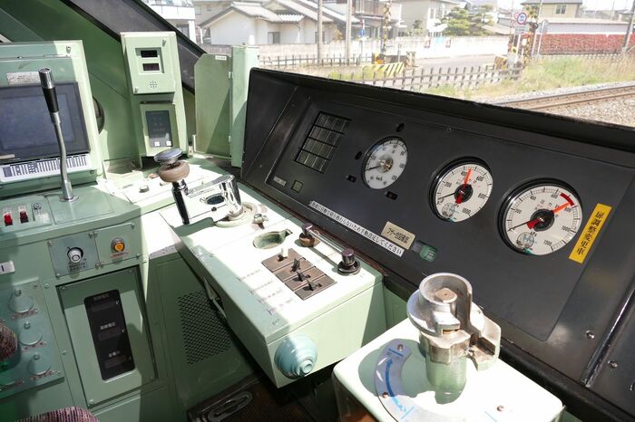 運転台にはさまざまな計器やスイッチが並ぶ